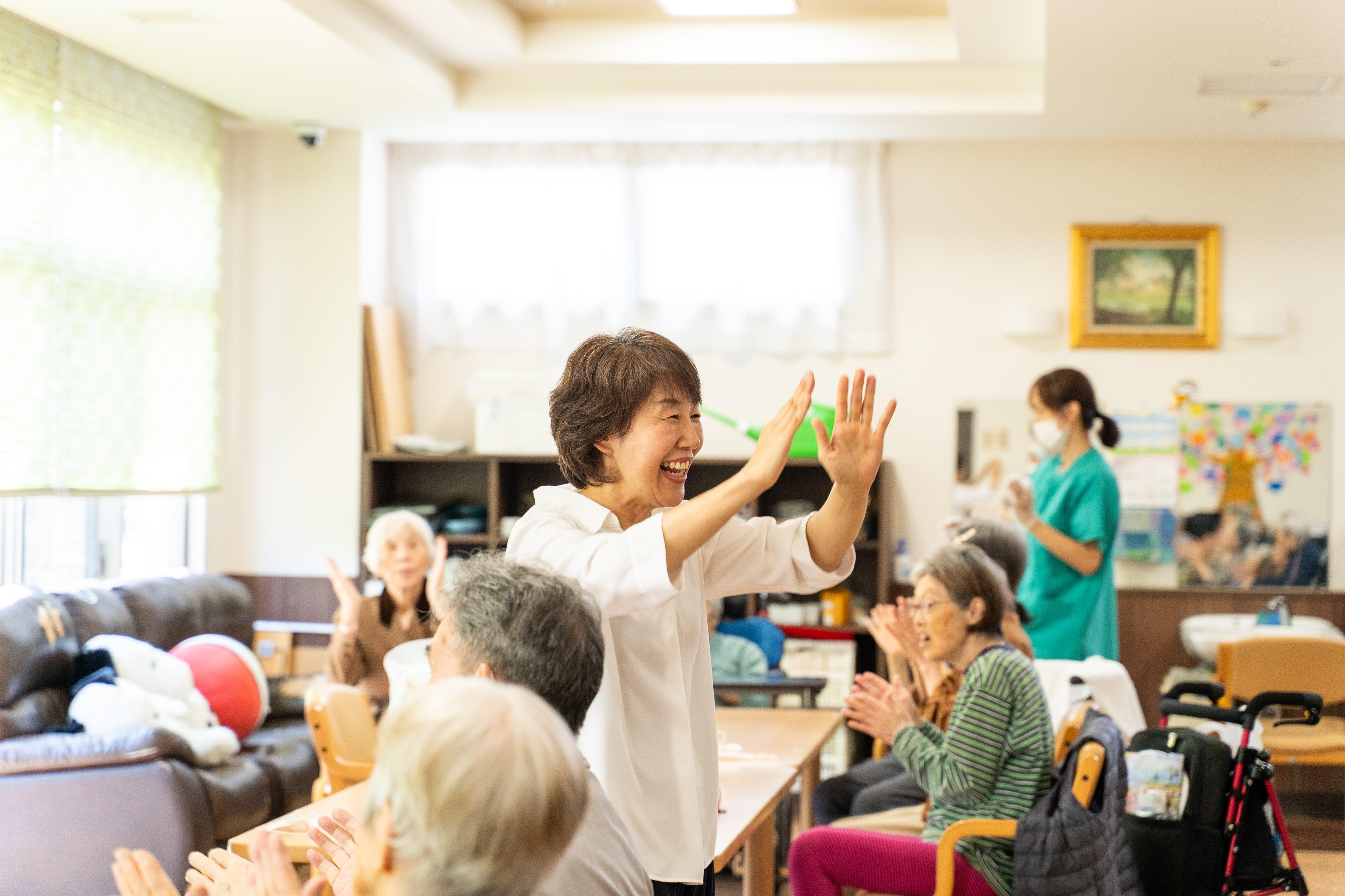 作業療法士による笑いヨガ｜大分の介護施設で高齢者と笑顔で交流する様子